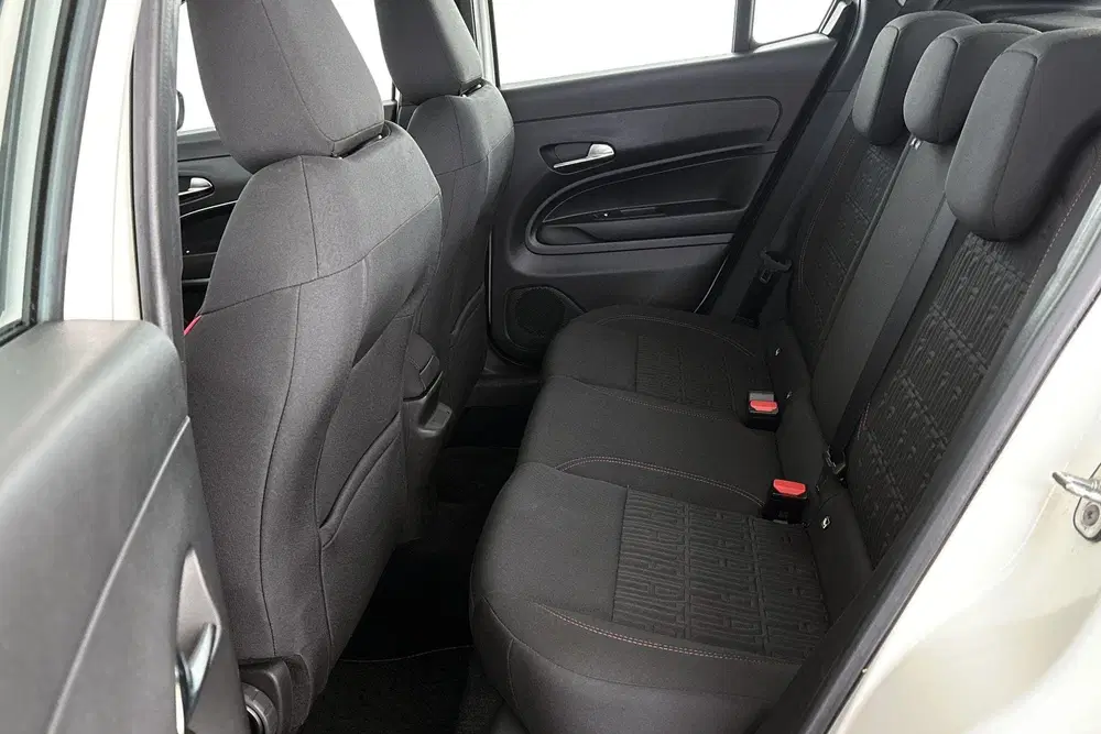 Fiat 600e RED 54 kWh Apple CarPlay Climate Control S uit 2024, foto 8