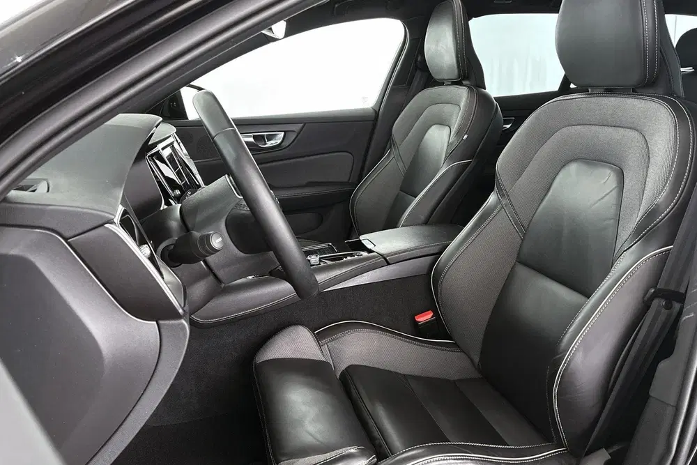 Volvo V60 2.0 T6 Recharge AWD R-Design Panoramadak 1 uit 2022, foto 6
