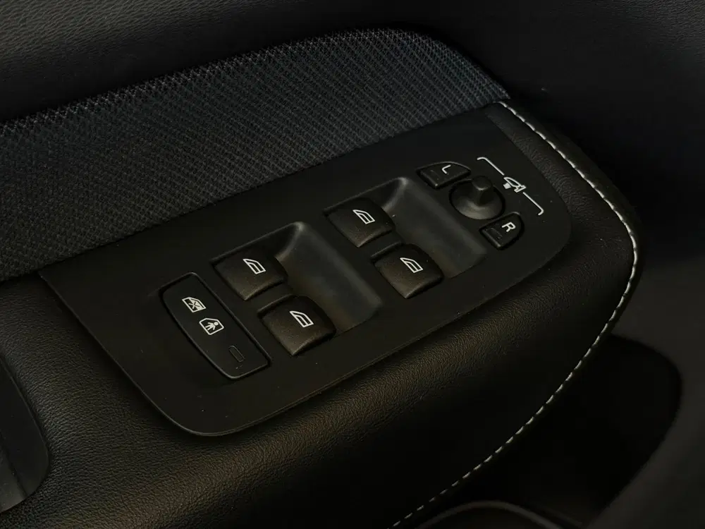 Volvo XC60 2.0 T6 Plug-in hybrid AWD Ultra Dark Pano uit 2023, foto 12