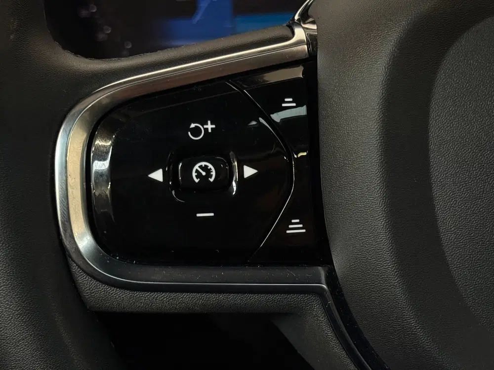 Volvo XC60 2.0 T6 Plug-in hybrid AWD Ultra Dark Pano uit 2023, foto 13