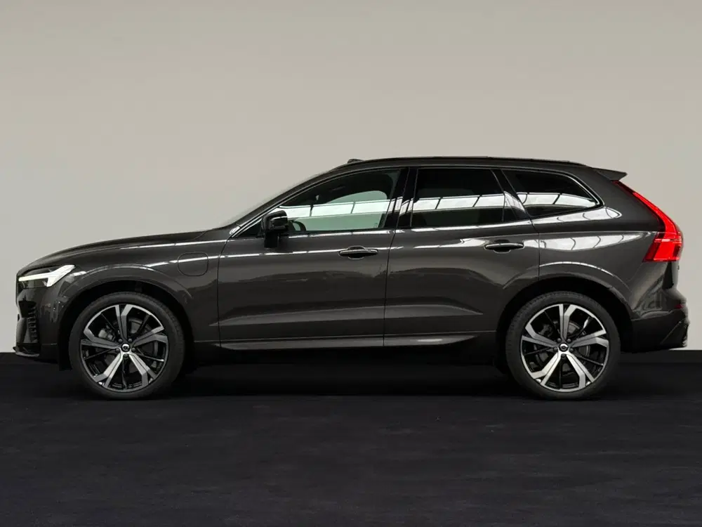 Volvo XC60 2.0 T6 Plug-in hybrid AWD Ultra Dark Pano uit 2023, foto 3