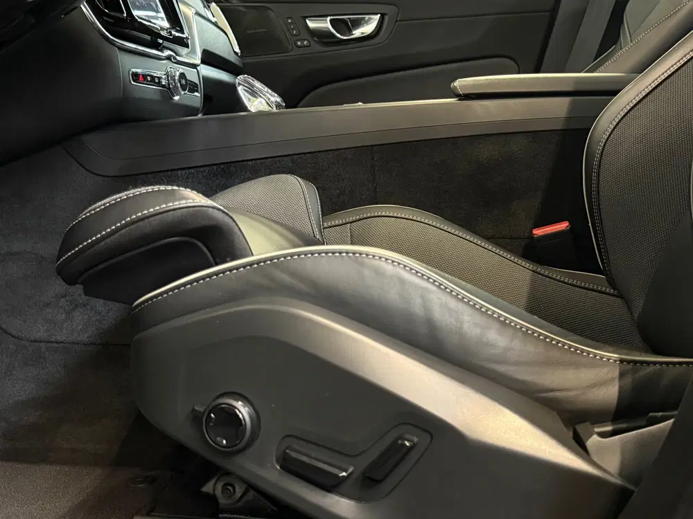 Volvo XC60 2.0 T6 Plug-in hybrid AWD Ultra Dark Pano uit 2023, foto 4