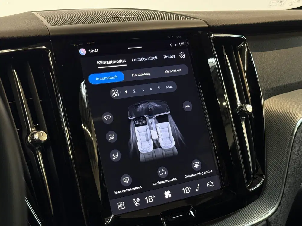 Volvo XC60 2.0 T6 Plug-in hybrid AWD Ultra Dark Pano uit 2023, foto 7