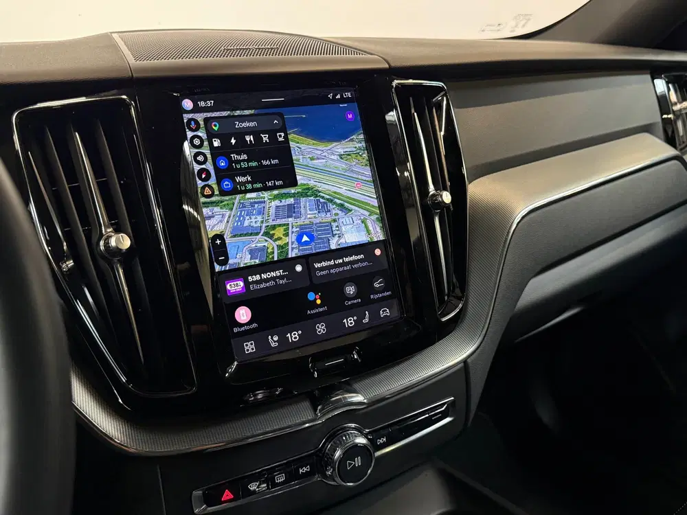 Volvo XC60 2.0 T6 Plug-in hybrid AWD Ultra Dark Pano uit 2024, foto 14