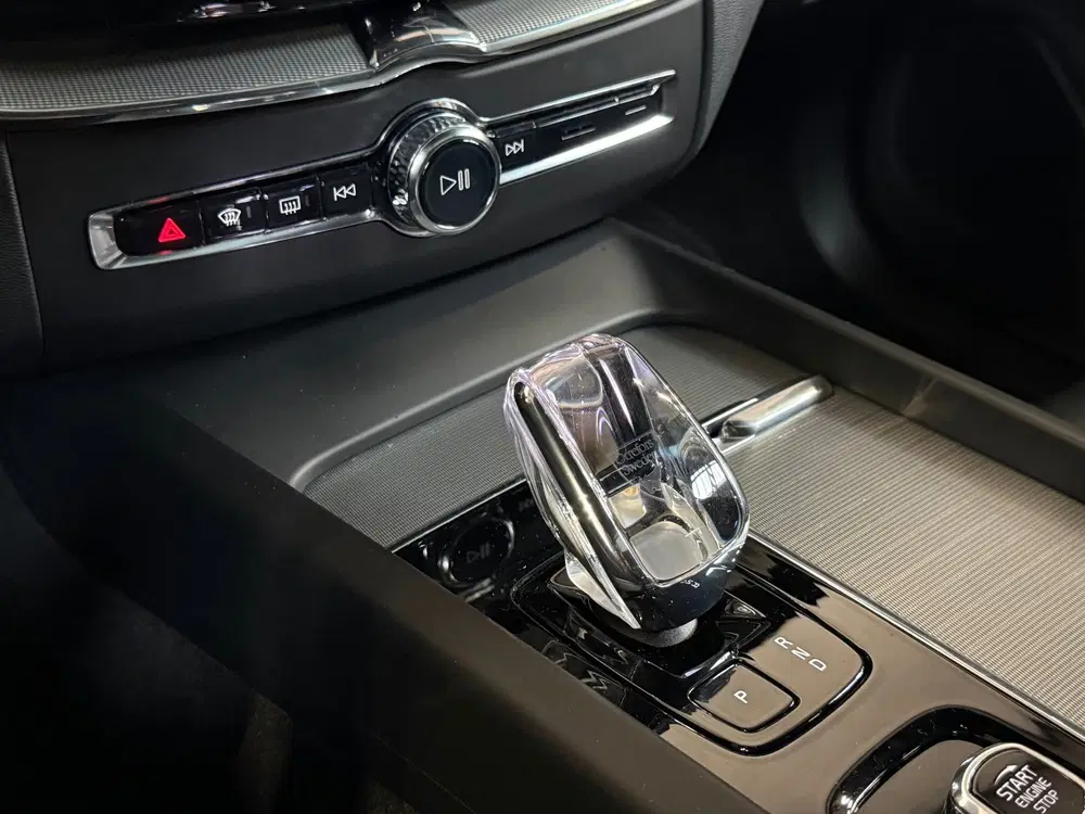 Volvo XC60 2.0 T6 Plug-in hybrid AWD Ultra Dark Pano uit 2024, foto 15