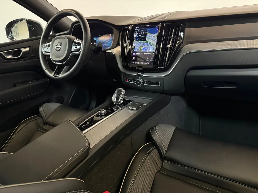 Volvo XC60 2.0 T6 Plug-in hybrid AWD Ultra Dark Pano uit 2024, foto 2