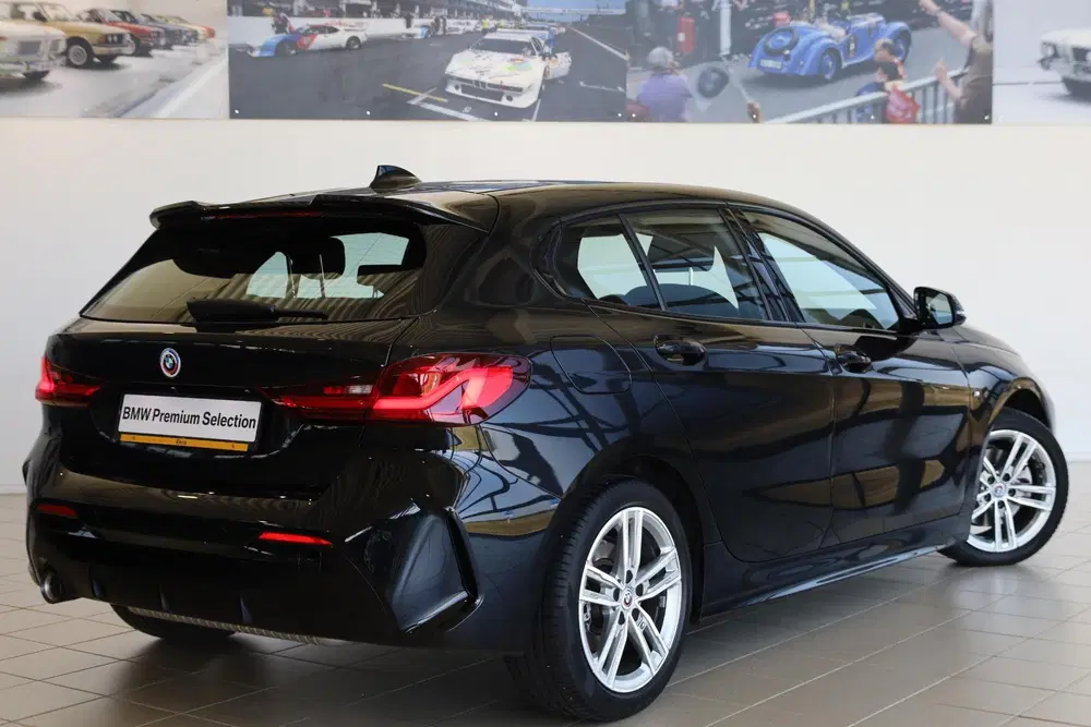 BMW 1-serie 5-deurs 118i uit 2022, foto 2