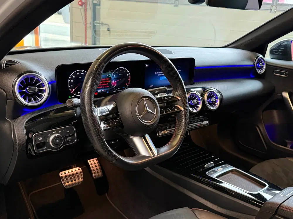 Mercedes-Benz A-Klasse 180 AMG Black Line Automaat uit 2023, foto 2