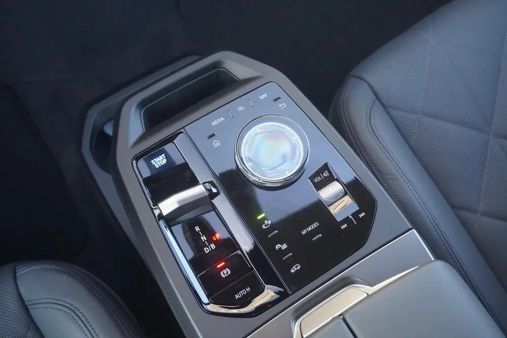 BMW iX xDrive45 uit 2026, foto 12