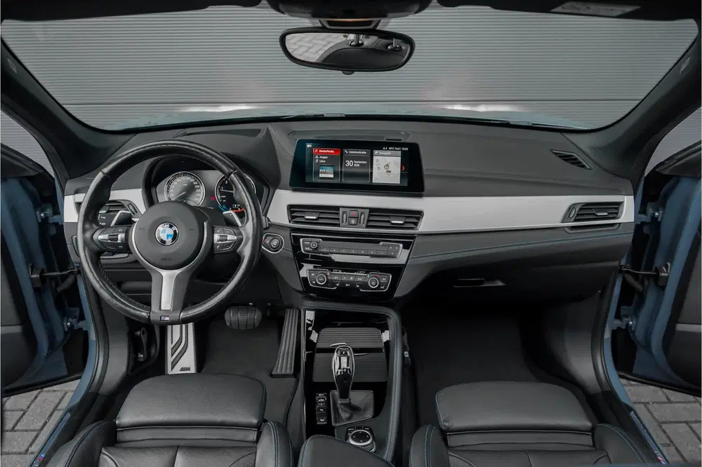 BMW X1 xDrive25i High Executive M-Sport Pano Trek uit 2021, foto 2
