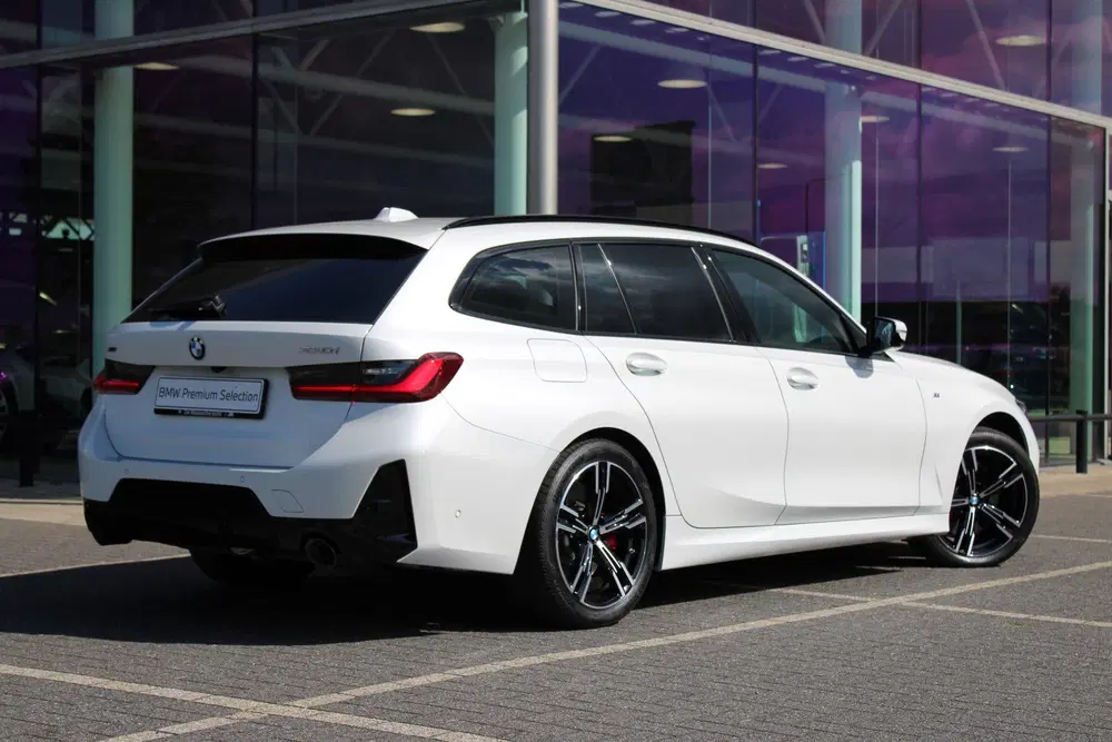 BMW 3-serie 330i xDrive Innovation pack uit 2025, foto 2