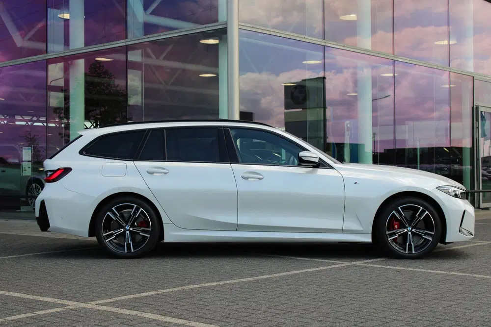 BMW 3-serie 330i xDrive Innovation pack uit 2025, foto 4