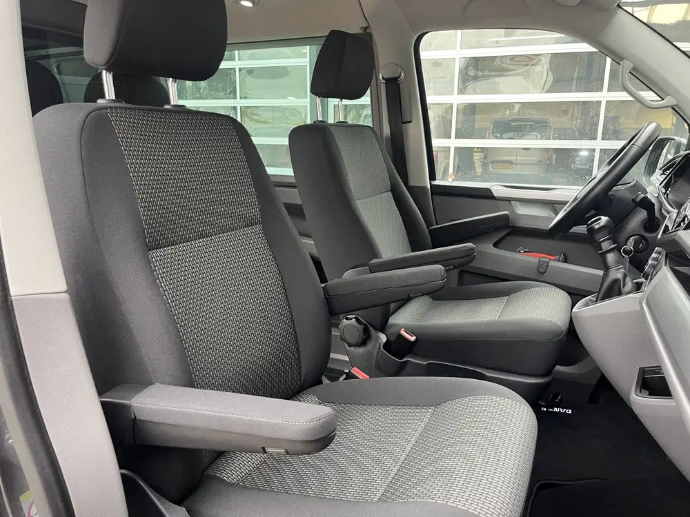 Volkswagen Transporter 2.0 TDI L2H1 DC 150pk Airco Cruise co uit 2023, foto 6
