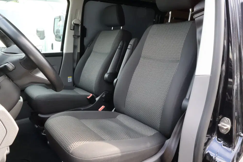 Volkswagen Transporter 2.0 TDI L1 H1 4Motion Automaat Bulli uit 2023, foto 2
