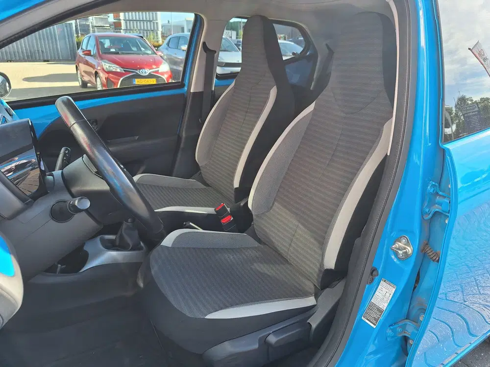 Toyota Aygo 1.0 VVT-i x-cite met elektrisch cabrio dak uit 2019, foto 10