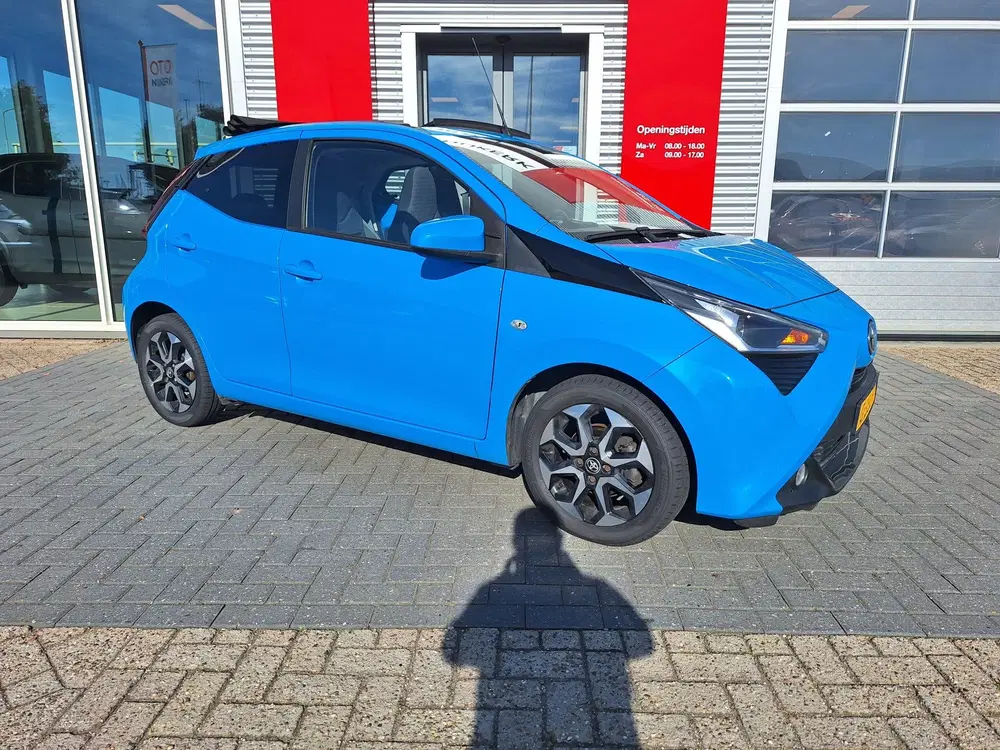 Toyota Aygo 1.0 VVT-i x-cite met elektrisch cabrio dak uit 2019, foto 2