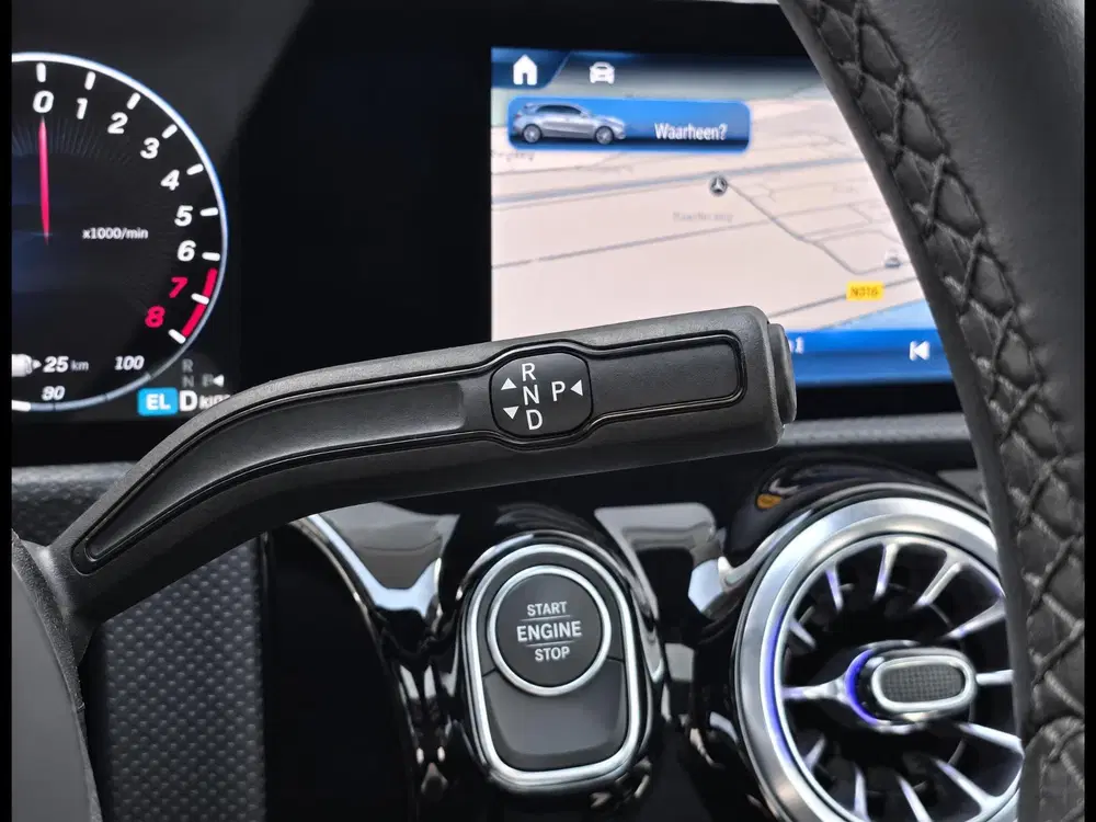 Mercedes-Benz A-Klasse 250 e Luxury Line uit 2024, foto 14