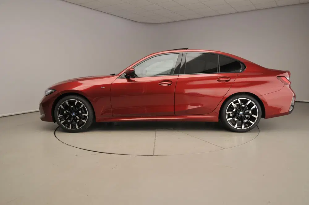 BMW 3-serie Sedan 320i M Sport uit 2026, foto 2