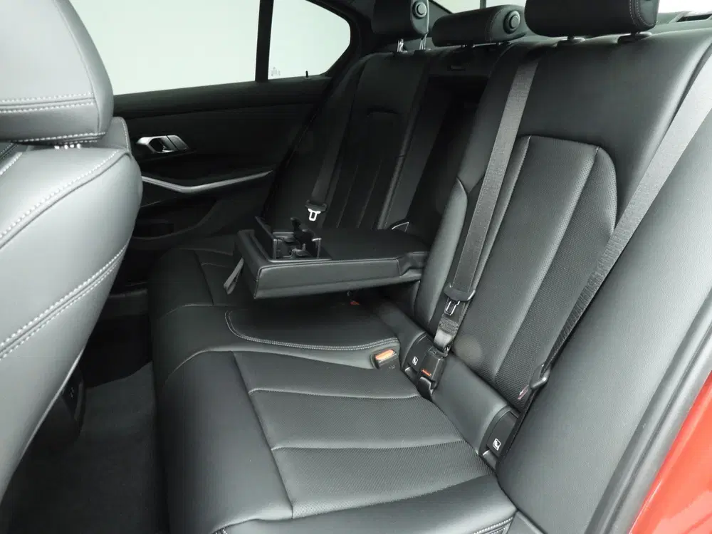 BMW 3-serie Sedan 320i M Sport uit 2026, foto 8