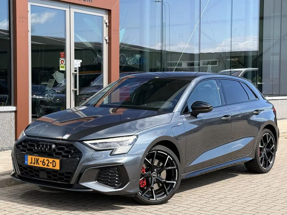 Audi A3 45 TFSI e S edition Competition uit 2022, foto 3