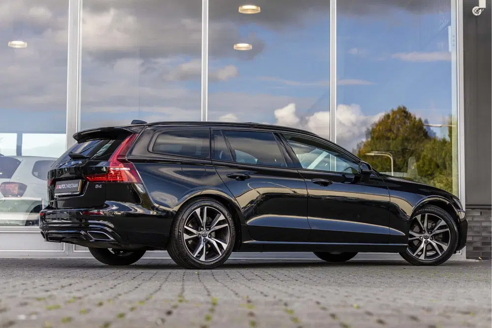 Volvo V60 2.0 B4 R-Design uit 2021, foto 2