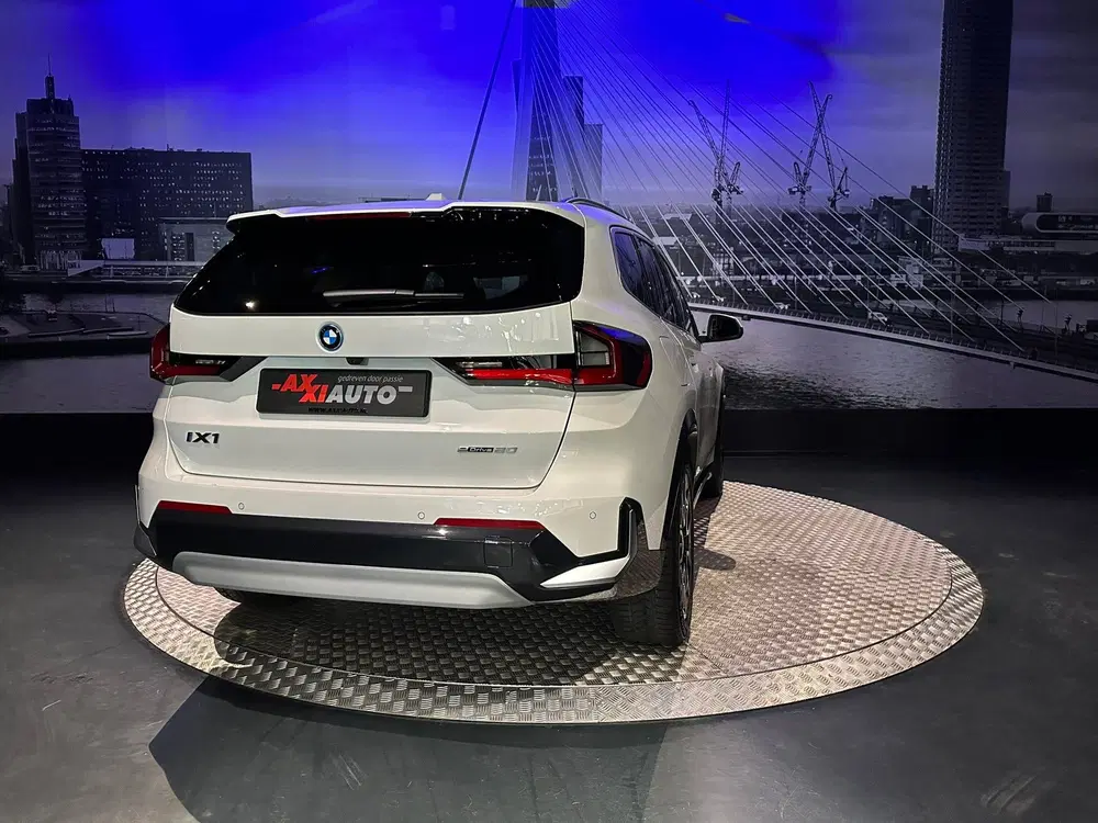 BMW iX1 EDrive20 67 kWh L *Leder*Camera*Premiumpac uit 2024, foto 12