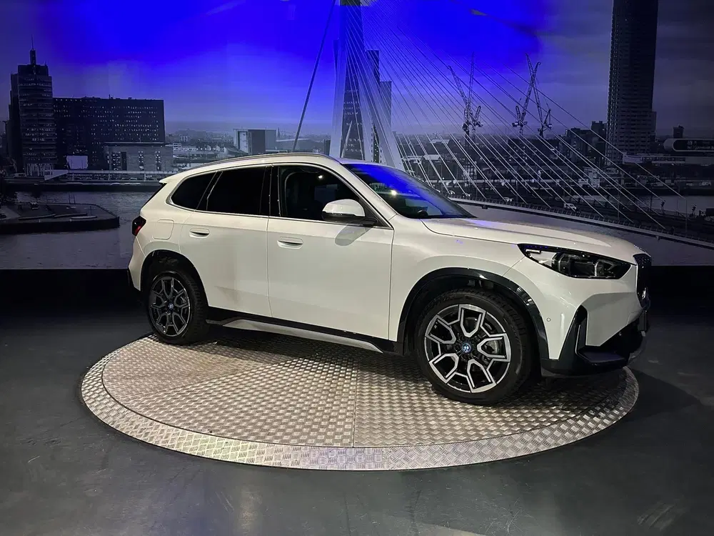 BMW iX1 EDrive20 67 kWh L *Leder*Camera*Premiumpac uit 2024, foto 3
