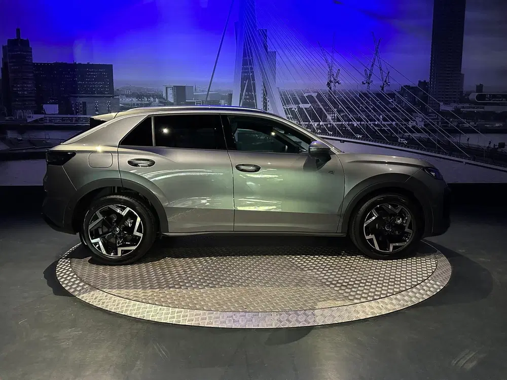 Volkswagen T-Roc 1.5 eTsi R-Line First Edition *Led*Camera* uit 2026, foto 2