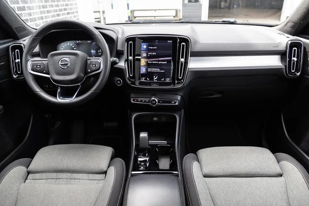 Volvo XC40 1.5 T4 Plug-in Hybrid Plus Dark uit 2023, foto 2
