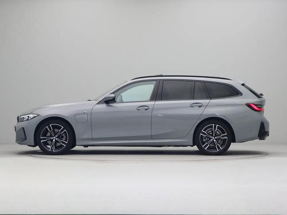 BMW 3-serie 330e Touring M Sport uit 2025, foto 12