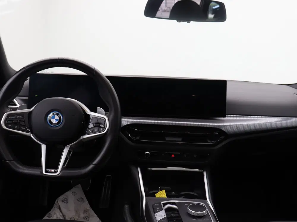 BMW 3-serie 330e Touring M Sport uit 2025, foto 13