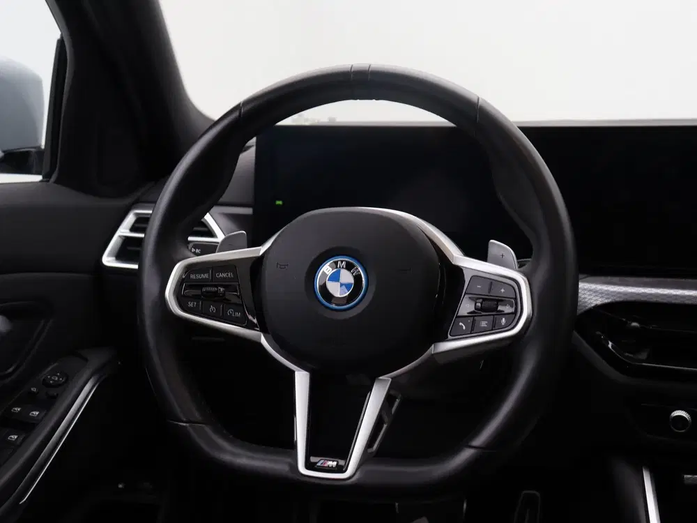 BMW 3-serie 330e Touring M Sport uit 2025, foto 2
