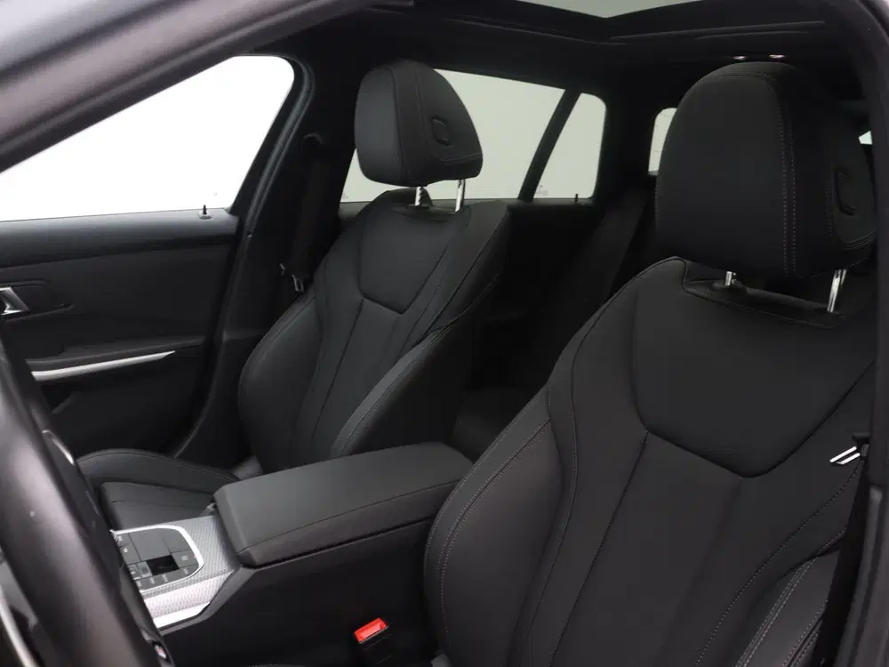 BMW 3-serie 330e Touring M Sport uit 2025, foto 4
