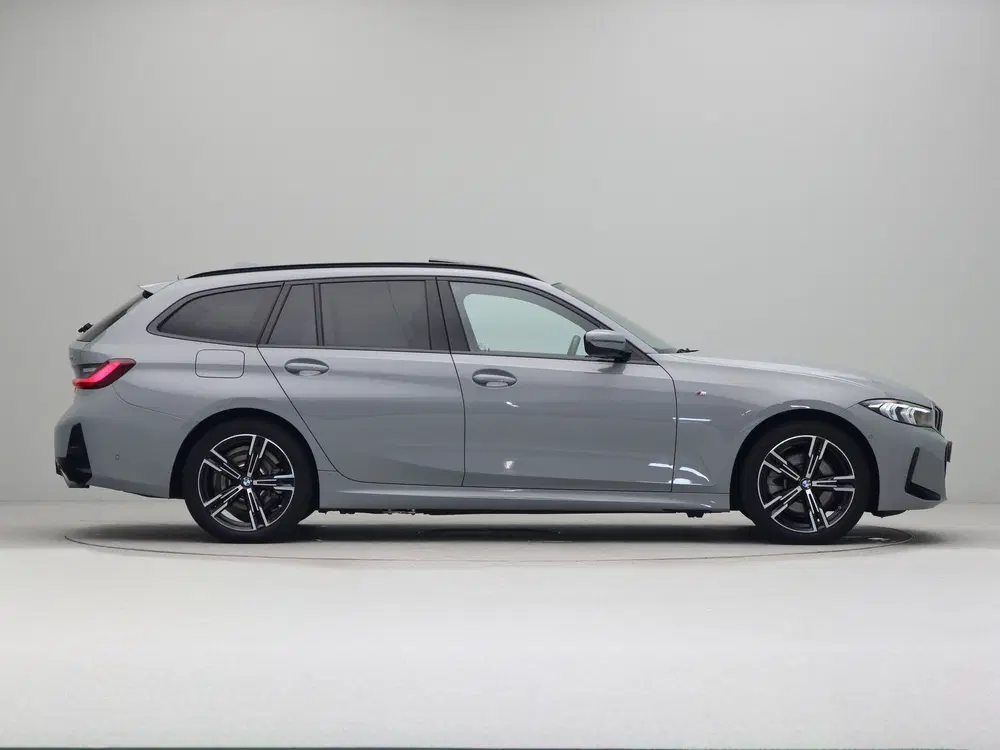 BMW 3-serie 330e Touring M Sport uit 2025, foto 8