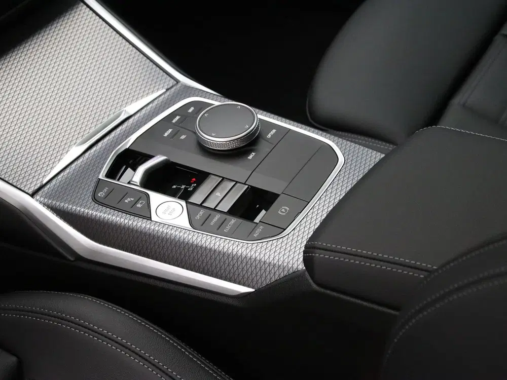 BMW 3-serie 330e Sedan M Sport uit 2026, foto 15