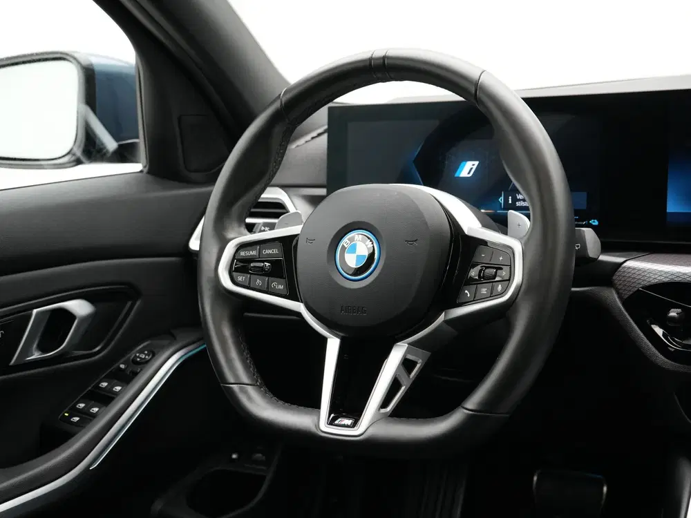 BMW 3-serie 330e Touring M-Sport uit 2025, foto 2