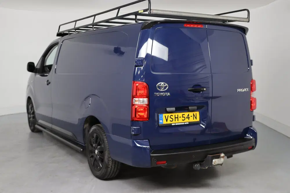 Toyota Proace 2.0 D-4D 145pk Black Line uit 2022, foto 2