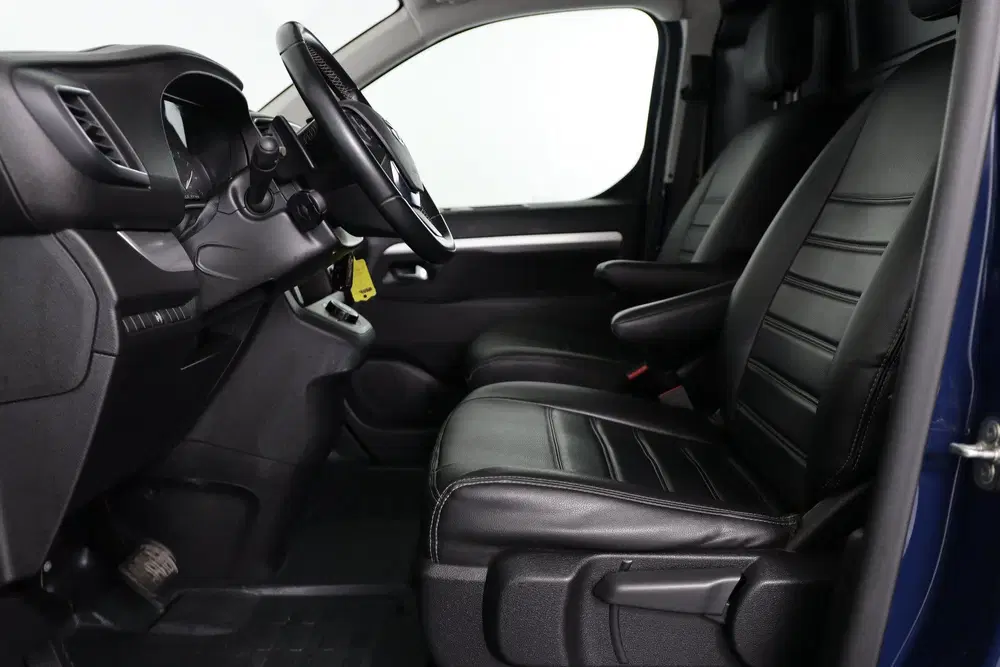 Toyota Proace 2.0 D-4D 145pk Black Line uit 2022, foto 4