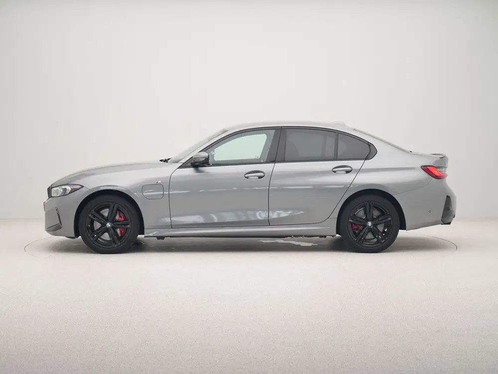 BMW 3-serie 330e Sedan M-Sport Pro uit 2025, foto 11