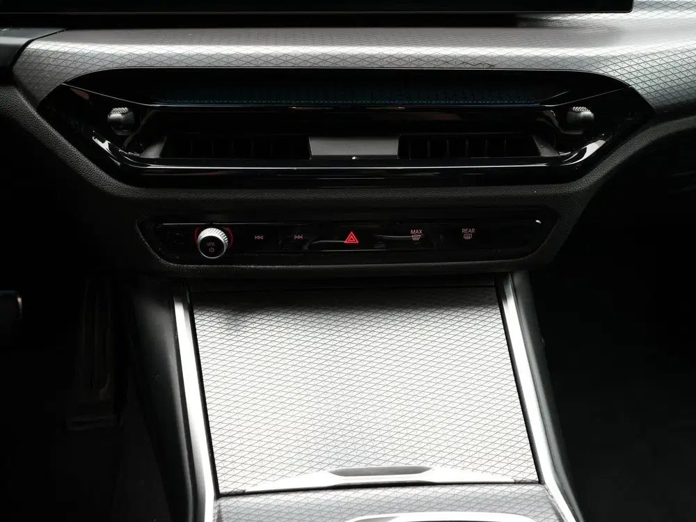 BMW 3-serie 330e Sedan M-Sport Pro uit 2025, foto 13