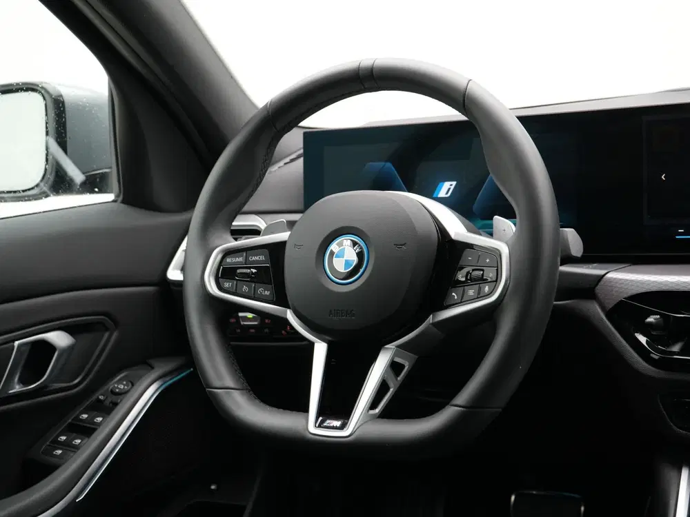 BMW 3-serie 330e Sedan M-Sport Pro uit 2025, foto 2