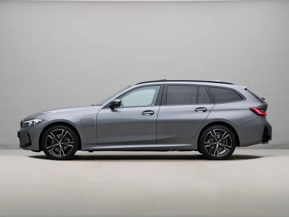BMW 3-serie 330e Touring M Sport uit 2026, foto 12