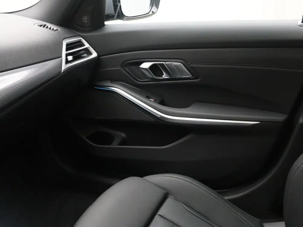BMW 3-serie 330e Touring M Sport uit 2026, foto 15