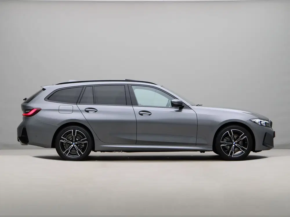 BMW 3-serie 330e Touring M Sport uit 2026, foto 8
