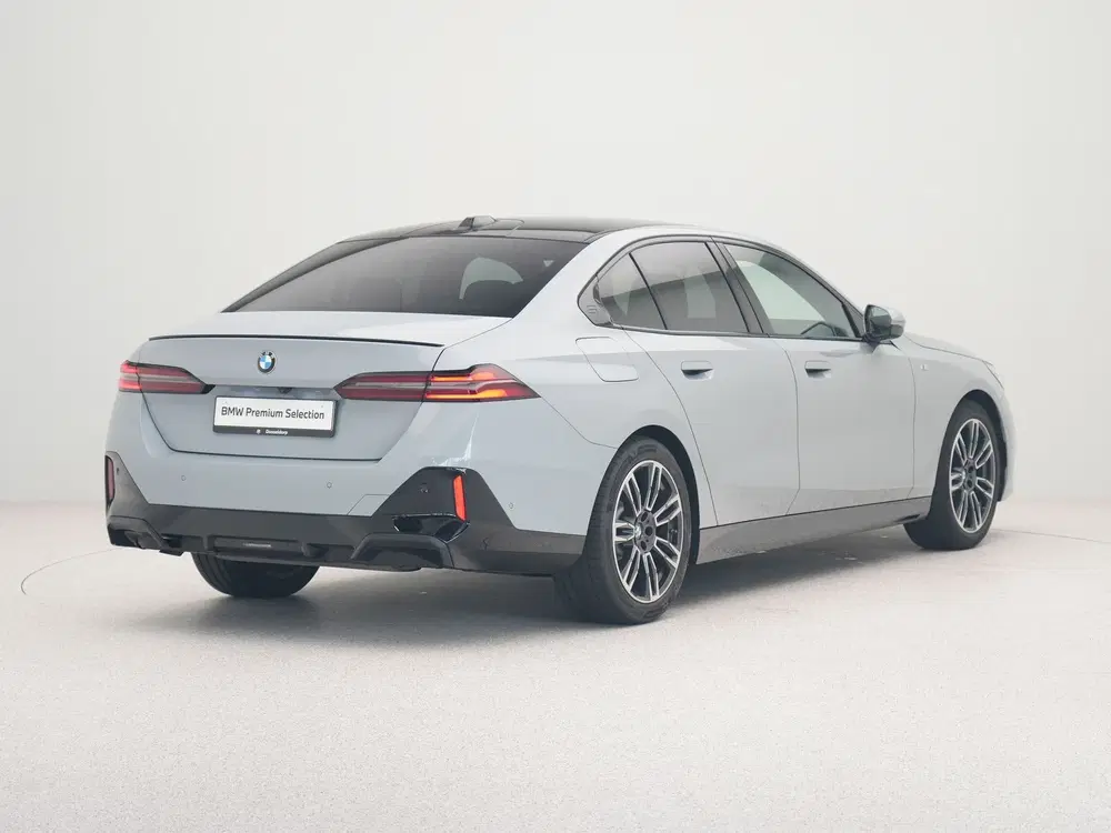 BMW 5-serie 520i Sedan M Sport Pro uit 2023, foto 8