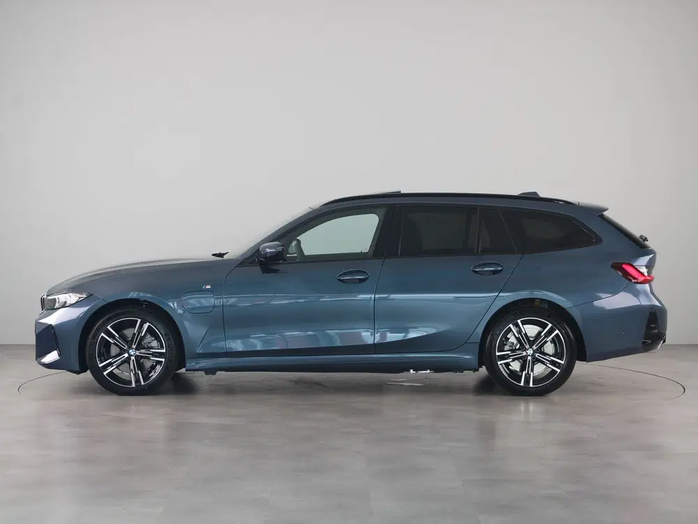 BMW 3-serie 330e Touring M Sport uit 2026, foto 8
