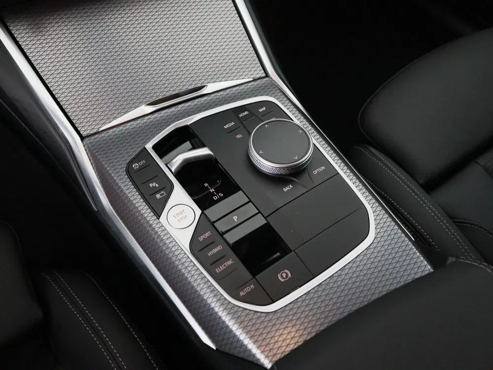 BMW 3-serie 330e Touring M Sport uit 2026, foto 9