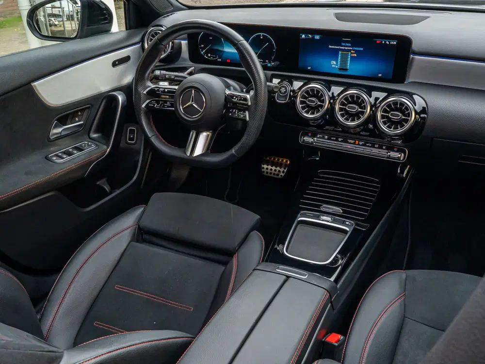 Mercedes-Benz A-Klasse 250 e AMG Line PANO CAMERA 19 INCH MU uit 2023, foto 2