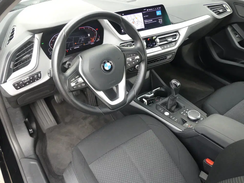 BMW 1-serie 118i Business Edition uit 2022, foto 6