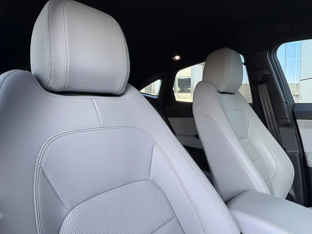 Jaguar E-Pace P300e AWD R-Dynamic SE uit 2025, foto 15